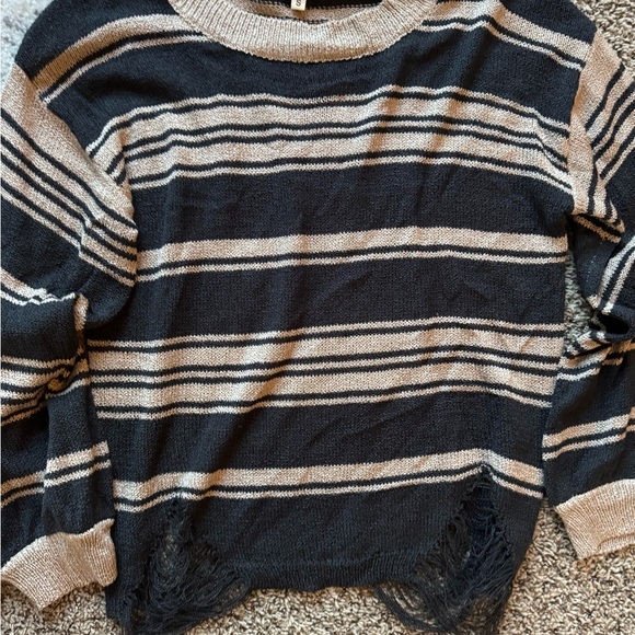 NWOT POL DISTRESSED LIGHTWEIGHT SWEATER - Picture 2 of 2